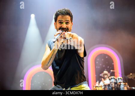 Der kolumbianische Sänger, Songwriter und Produzent Camilo während eines Live-Konzerts im neuen Stadion der Roig Arena in Valencia, Spanien. Stockfoto