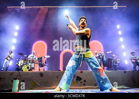 Der kolumbianische Sänger, Songwriter und Produzent Camilo während eines Live-Konzerts im neuen Stadion der Roig Arena in Valencia, Spanien. Stockfoto