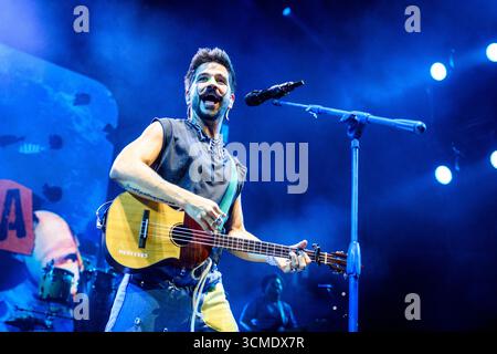 Der kolumbianische Sänger, Songwriter und Produzent Camilo während eines Live-Konzerts im neuen Stadion der Roig Arena in Valencia, Spanien. Stockfoto