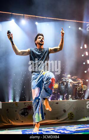 Der kolumbianische Sänger, Songwriter und Produzent Camilo während eines Live-Konzerts im neuen Stadion der Roig Arena in Valencia, Spanien. Stockfoto