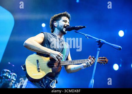 Der kolumbianische Sänger, Songwriter und Produzent Camilo während eines Live-Konzerts im neuen Stadion der Roig Arena in Valencia, Spanien. Stockfoto