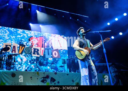 Der kolumbianische Sänger, Songwriter und Produzent Camilo während eines Live-Konzerts im neuen Stadion der Roig Arena in Valencia, Spanien. Stockfoto