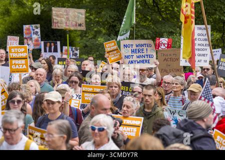 Aktenfoto vom 16. April 09/25 über einen Protest von Stop Trump Scotland vor dem US-Konsulat in Edinburgh während der fünftägigen Privatreise von Präsident Donald Trump. Es wird erwartet, dass Tausende im ganzen Land auf die Straße gehen, um gegen Donald Trumps Staatsbesuch zu protestieren. Der US-Präsident wird am Dienstag zu seinem zweiten Staatsbesuch in Großbritannien eintreffen, eine beispiellose Geste für einen amerikanischen Führer. Ausgabedatum: Dienstag, 16. September 2025. Stockfoto