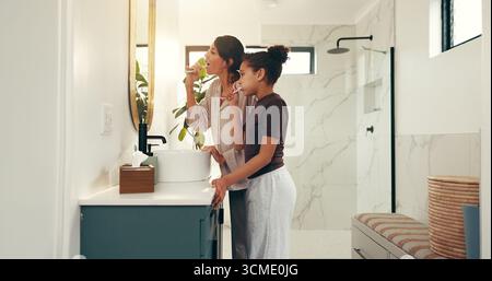 Kind, Mutter und Zähneputzen mit Spiegel im Bad für frischen Atem, Mundhygiene und Kleben. Familie, Mädchen und Frau für die Zahngesundheit Stockfoto