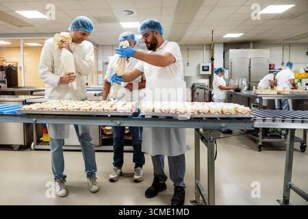 DER HAAG – Hausmeister Vincent Karremans besucht am Budget Day eine Bäckerei, zusammen mit Jacco Vonhof, Vorsitzender der MKB-Nederland. Der Hauswirtschaftsminister spricht über KMU und hilft in der Bäckerei. ANP LINA SELG niederlande raus - belgien raus Stockfoto