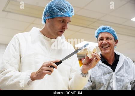 DER HAAG – Hausmeister Vincent Karremans besucht am Budget Day eine Bäckerei, zusammen mit Jacco Vonhof, Vorsitzender der MKB-Nederland. Der Hauswirtschaftsminister spricht über KMU und hilft in der Bäckerei. ANP LINA SELG niederlande raus - belgien raus Stockfoto