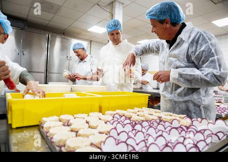 DER HAAG – Hausmeister Vincent Karremans besucht am Budget Day eine Bäckerei, zusammen mit Jacco Vonhof, Vorsitzender der MKB-Nederland. Der Hauswirtschaftsminister spricht über KMU und hilft in der Bäckerei. ANP LINA SELG niederlande raus - belgien raus Stockfoto
