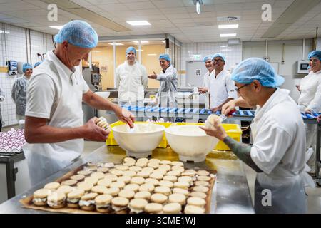DER HAAG – Hausmeister Vincent Karremans besucht am Budget Day eine Bäckerei, zusammen mit Jacco Vonhof, Vorsitzender der MKB-Nederland. Der Hauswirtschaftsminister spricht über KMU und hilft in der Bäckerei. ANP LINA SELG niederlande raus - belgien raus Stockfoto