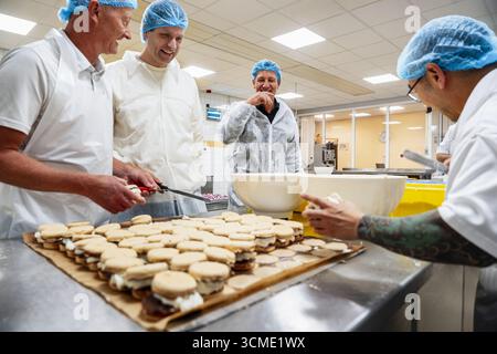 DER HAAG – Hausmeister Vincent Karremans besucht am Budget Day eine Bäckerei, zusammen mit Jacco Vonhof, Vorsitzender der MKB-Nederland. Der Hauswirtschaftsminister spricht über KMU und hilft in der Bäckerei. ANP LINA SELG niederlande raus - belgien raus Stockfoto