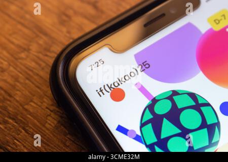 Mexiko-Stadt, MEXIKO - 15. September 2025 : Nahaufnahme des Smartphones mit dem if Kakao 2025 Event-Logo, das farbenfrohe digitale Design und die Tech-Marke zeigt Stockfoto