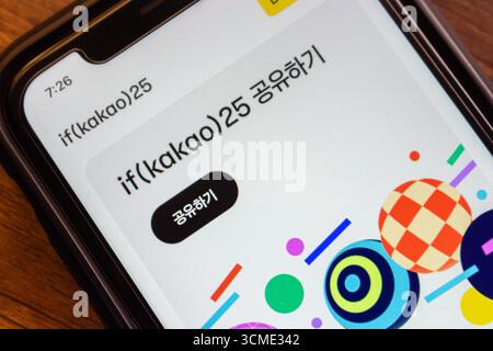 Mexiko-Stadt, MEXIKO - 15. September 2025 : Smartphone-Bildschirm zeigt an, ob Kakao 2025 Event Share Interface mit farbenfrohen geometrischen Designs. Übersetzung : Teilen Stockfoto