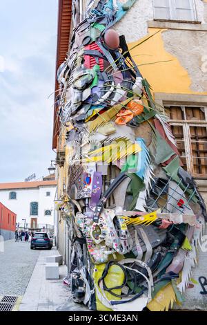 Nahaufnahme: Halbkaninchen-Skulptur aus recyceltem Abfall von Bordalo II. Environmental Street Art, Upcycled Materials, Social, portugiesische Kunst Stockfoto