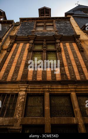 Flacher Blick auf ein mittelalterliches Fachwerkhaus in Le Mans, Frankreich, mit Holzrahmen, dekorativen Details und historischem Charme. Stockfoto
