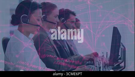 Eingabe von Callcenter-Agenten in Anzügen und Headsets im Büro mit Daten-Overlay Stockfoto