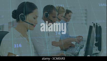 Callcenter-Agenten mit Headsets an modernen Schreibtischen, Monitoren und digitalem Raster Stockfoto