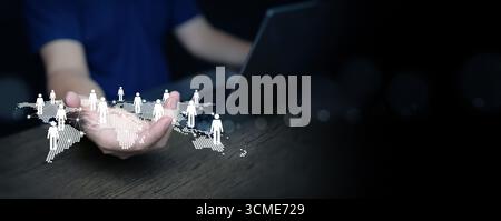 Hand in Hand halten globales Mitarbeiternetzwerk mit digitalen Symbolen, die Kundenbeziehungsmanagement, HR-Lösungen, Teamwork und Geschäftstechnologie darstellen Stockfoto