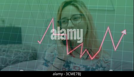 Lächelnde Frau mit Brille, Strickpullover, Smartphone auf der Heimcouch, Grafik-Overlay Stockfoto