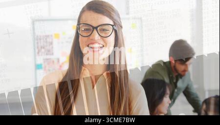 Lächelnde Frau mit Bluse und Brille im Büro, Schreibtisch, Whiteboard mit Haftnotizen, Code-Overlay Stockfoto
