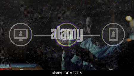 Das Smartphone inspiziert, ein Mann mit langen Ärmeln, der Ikonen auf einem Holzschreibtisch im Arbeitszimmer navigiert Stockfoto