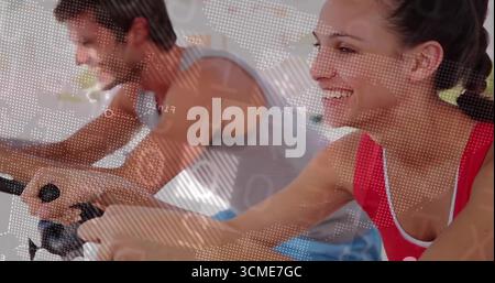 Männer und Frauen, die in die Pedale treten, fahren mit Heimtrainer in einem hellen Fitnessstudio mit sportlichen Oberteilen Stockfoto