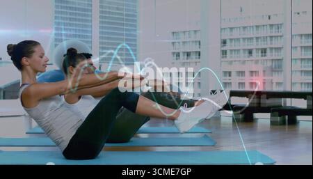 Drei Erwachsene in Turnkleidung balancieren im Fitnessstudio auf Yogamatten unter Wellenform-Overlay-Grafiken Stockfoto