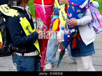 München, Deutschland. September 2025. Schulkinder stehen mit ihren Schultaschen am ersten Schultag in der Grundschule in der Kirchenstraße. Quelle: Sven Hoppe/dpa/Alamy Live News Stockfoto