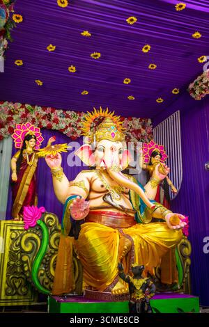 Wunderschön dekoriertes Idol des Herrn ganesha mit leuchtenden Blumen- und Lichtarrangements während des ganesh Chaturthi Festivals Stockfoto