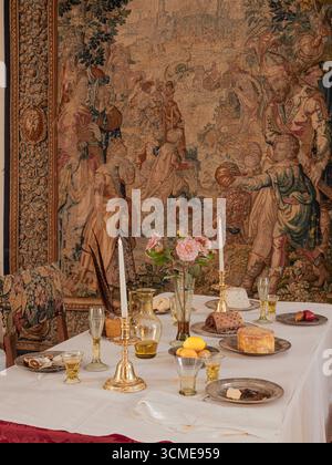 Tischdekoration aus dem 16. Jahrhundert mit historischen Details und einem Wandteppich im Hintergrund, Dänemark, August 2025 Stockfoto