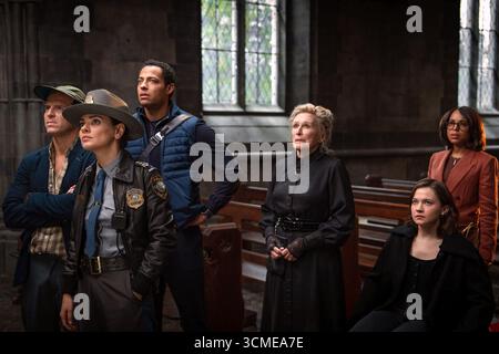 Wake Up Dead man: A Knives Out Mystery ist ein US-amerikanischer Mystery-Film von Rian Johnson aus dem Jahr 2025. Es ist eine eigenständige Fortsetzung von Glass Onion: A Knives Out Mystery (2022) und der dritte Teil der Serie Knives Out. Die Hauptrolle spielt Daniel Craig, der seine Rolle als Detektiv Benoit Blanc wiederaufnimmt.[2][3] die Besetzung besteht aus Josh O’Connor, Glenn Close, Josh Brolin, Mila Kunis, Jeremy Renner, Kerry Washington, Andrew Scott, Cailee Spaeny, Daryl McCormack und Thomas Haden Church. Stockfoto