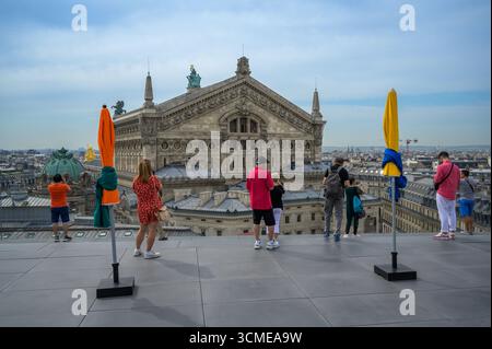 Paris, Frankreich - 27. August 2019: Atemberaubender Blick auf Paris von La Fayette aus mit Blick auf das majestätische Opernhaus Stockfoto