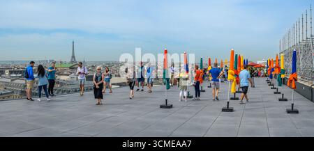 Paris, Frankreich - 27. August 2019: Atemberaubender Blick auf Paris von La Fayette aus mit Blick auf das majestätische Opernhaus Stockfoto