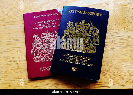 Ein Paar britischer Pässe mit dem alten EU-Pass links und dem neuen britischen Post-Brexit-Pass rechts. Stockfoto