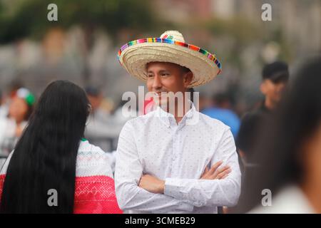 Mexiko-Stadt, Mexiko. September 2025. Eine Person nimmt am 15. September 2025 am 215. Jahrestag der Unabhängigkeitserklärung Mexikos auf dem Hauptplatz ZÃ³calo in Mexiko-Stadt Teil. (Kreditbild: © Carlos Santiago/eyepix via ZUMA Press Wire) NUR REDAKTIONELLE VERWENDUNG! Nicht für kommerzielle ZWECKE! Quelle: ZUMA Press, Inc./Alamy Live News Stockfoto