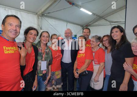 Turin, Italien. September 2025. Stefano Bonaccini schließt die Festa dell'Unità in Turin. Hier abgebildet mit Freiwilligen im Restaurant. Quelle: Unabhängige Fotoagentur/Alamy Live News Stockfoto