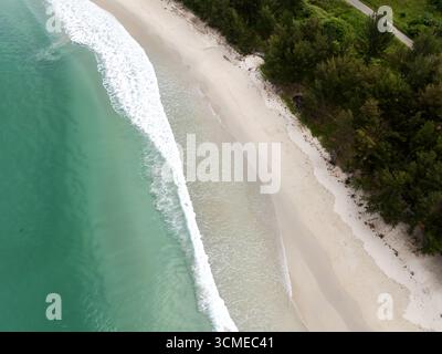 Blick aus der Vogelperspektive auf den weißen Sandstrand in Tip of Borneo Simpang Mengayau Sabah Borneo Malaysia Stockfoto