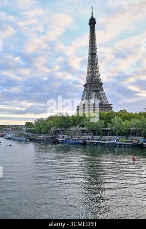 Blick auf den eiffelturm von der Bir Hakeim Brücke am frühen Morgen Stockfoto