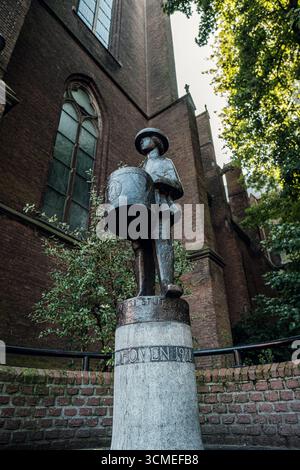 Eindhoven, Niederlande - 21. September 2024: Kleine Trommelstatue in der Kirche, umgeben von Grün und Architektur Stockfoto