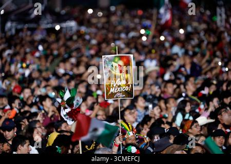 Mexiko-Stadt, Mexiko. September 2025. Die Menschen besuchen den Grito de Independencia zum 215. Jahrestag des Beginns des Kampfes für die Unabhängigkeitserklärung auf dem Hauptplatz Zocalo. Am 15. September 2025 in Mexiko-Stadt. (Foto: Luis Barron/Eyepix Group/SIPA USA) Credit: SIPA USA/Alamy Live News Stockfoto