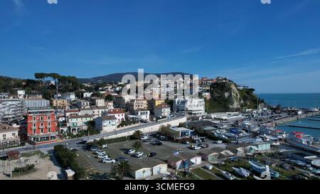 Atemberaubender Blick aus der Vogelperspektive auf Numana Italien Eine bezaubernde Küstenstadt in der Region Le Marche mit malerischen Hafenbooten und Gebäuden auf einem Stockfoto