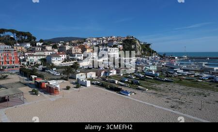 Numana Le Marche Italy Luftpanorama Fängt Die Malerische Küstenlandschaft Mit Dem Ikonischen Hafen Und Den Charmanten Historischen Gebäuden Mit Blick Auf Azure Adr Ein Stockfoto