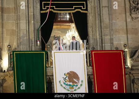 Oaxaca, Mexiko. September 2025. Die mexikanische Präsidentin Claudia Sheinbaum (L) nimmt an der Zeremonie „Cry of Dolores“ Teil, um den Unabhängigkeitstag Mexikos zu feiern, im Nationalpalast in Mexiko-Stadt, Mexiko, 15. September 2025. Mexiko feiert seinen jährlichen Unabhängigkeitstag am 16. September. Quelle: Francisco Canedo/Xinhua/Alamy Live News Stockfoto