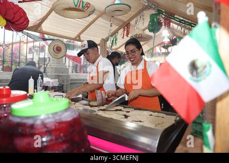 Oaxaca, Mexiko. September 2025. Händler verkaufen Lebensmittel an einem Verkaufsstand am Zocalo Square in Oaxaca City, Bundesstaat Oaxaca, Mexiko, 15. September 2025. Mexiko feiert seinen jährlichen Unabhängigkeitstag am 16. September. Quelle: Li Mengxin/Xinhua/Alamy Live News Stockfoto