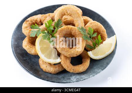 Knusprige gebratene Tintenfischringe isoliert auf weißem Hintergrund Stockfoto