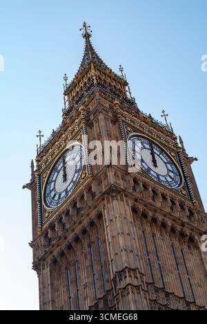 Der Clocktower alias Elizabeth Tower (allgemein bekannt als Big Ben) um 12 Uhr oder 12 Uhr, Palace of Westminster, Westminster, London, England, GB, UK Stockfoto