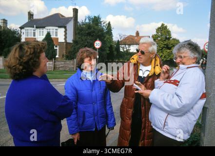 Jimmy Savile britischer Entertainer, Jockey-TV-Radiosender, der mit einheimischen Fans gesehen wurde (er lebte in Roundhay), versucht man ein Autogramm zu bekommen. Roundhay, Leeds, West Yorkshire England 1987 1980er Jahre Großbritannien. HOMER SYKES Stockfoto