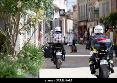 Montélimar (Südwestfrankreich): Stadtpolizisten in einer Straße des Stadtzentrums Stockfoto