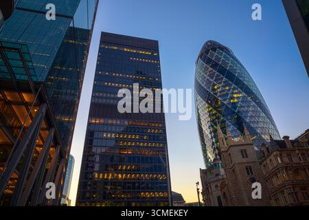 Ein Blick auf die modernen Londoner Wolkenkratzer in der Abenddämmerung mit den Hochhäusern Gherkin und St Helen's Stockfoto