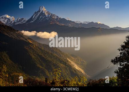 Majestätischer Blick auf den Machapuchare Peak bei Sonnenaufgang, Region Annapurna, Nepal Stockfoto