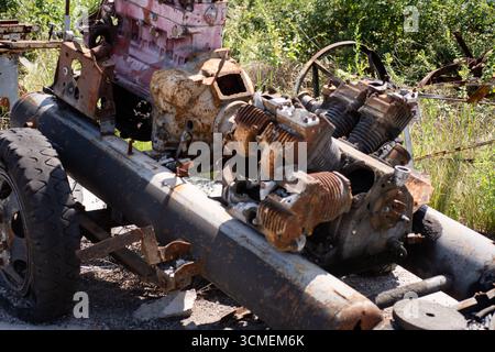 Der alte, rostige Motor von außen Stockfoto