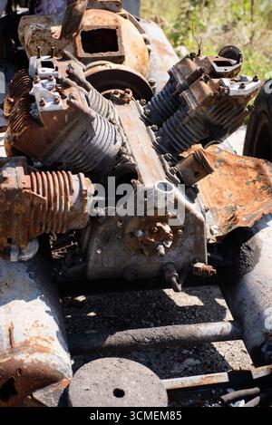 Der alte, rostige Motor von außen Stockfoto